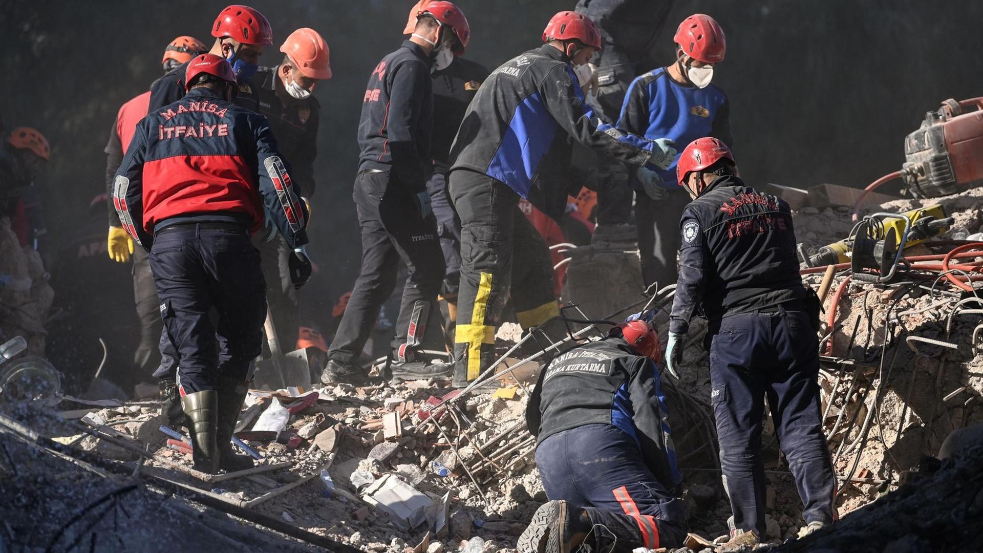 Helfer in der türkischen Stadt Izmir suchen nach Überlebenden des Erdbebens.