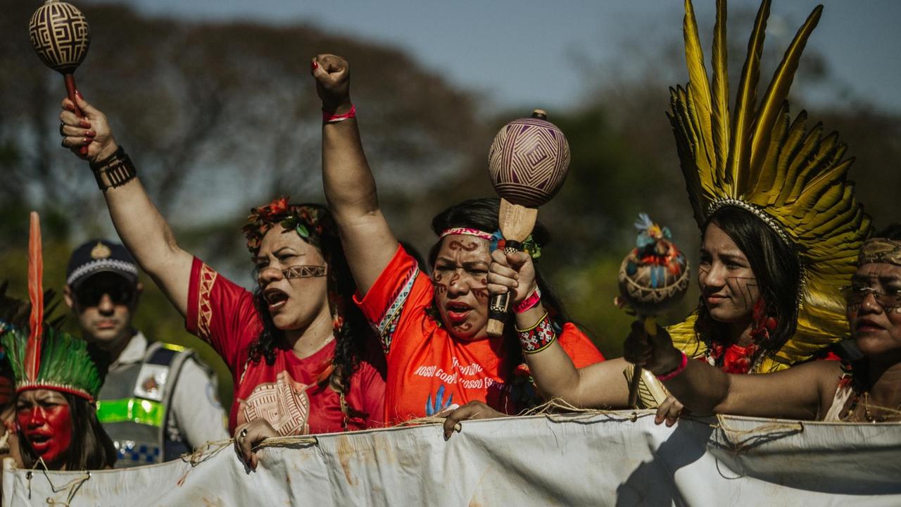 Brasilien: Indigene Frauen schreien politische Parolen bei einem Protest gegen die Umweltpolitik des rechten Präsidenten Bolsonaro und den Verlust ihrer traditionellen Siedlungsgebiete. 