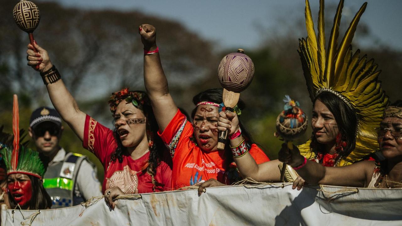 Brasilien: Indigene Frauen schreien politische Parolen bei einem Protest gegen die Umweltpolitik des rechten Präsidenten Bolsonaro und den Verlust ihrer traditionellen Siedlungsgebiete. Brasilien: Indigene Frauen schreien politische Parolen bei einem Protest gegen die Umweltpolitik des rechten Präsidenten Bolsonaro und den Verlust ihrer traditionellen Siedlungsgebiete.