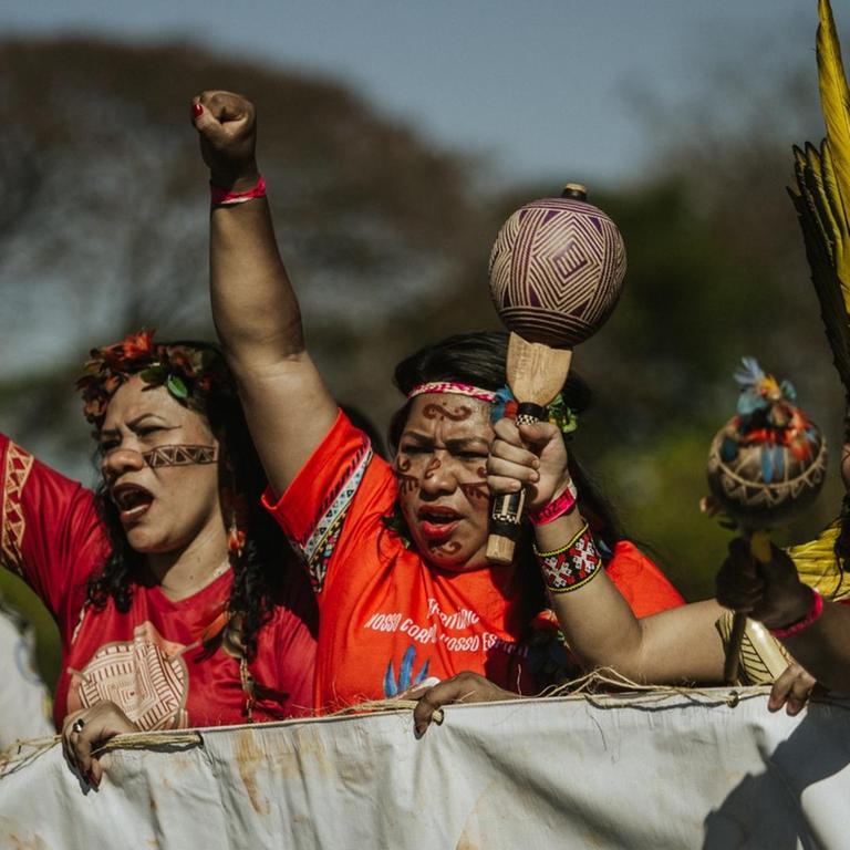 Brasilien: Indigene Frauen rufen politische Parolen bei einem Protest gegen die Umweltpolitik des rechten Präsidenten Bolsonaro und den Verlust ihrer traditionellen Siedlungsgebiete. 