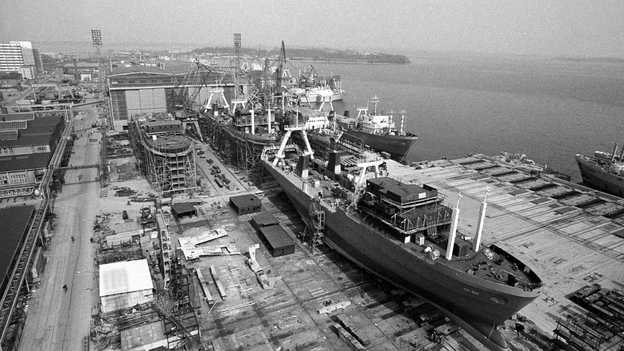 Die Volkswerft Stralsund aus der Luft fotografiert, aufgenommen 1976. Die Volkswerft Stralsund aus der Luft fotografiert, aufgenommen 1976.