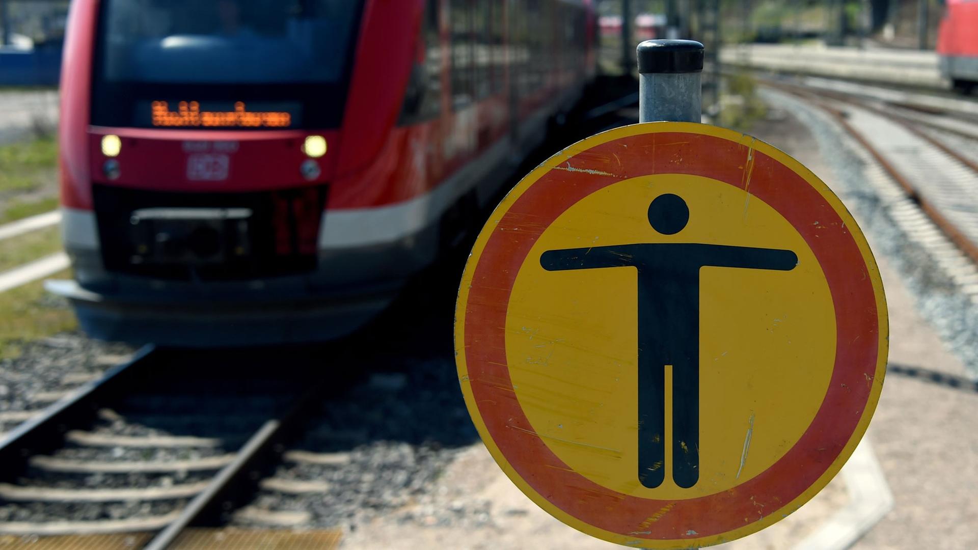 Ein "Betreten Verboten" - Schild ist am 21.04.2015 an einem Gleis am Hauptbahnhof in Kiel (Schleswig-Holstein) zu sehen. Ein "Betreten Verboten" - Schild ist am 21.04.2015 an einem Gleis am Hauptbahnhof in Kiel (Schleswig-Holstein) zu sehen.