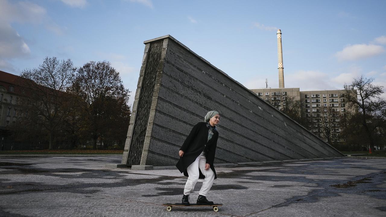 Säli Elmo, Studentin, mit Kopftuch auf dem Skateboard Säli Elmo, Studentin, mit Kopftuch auf dem Skateboard