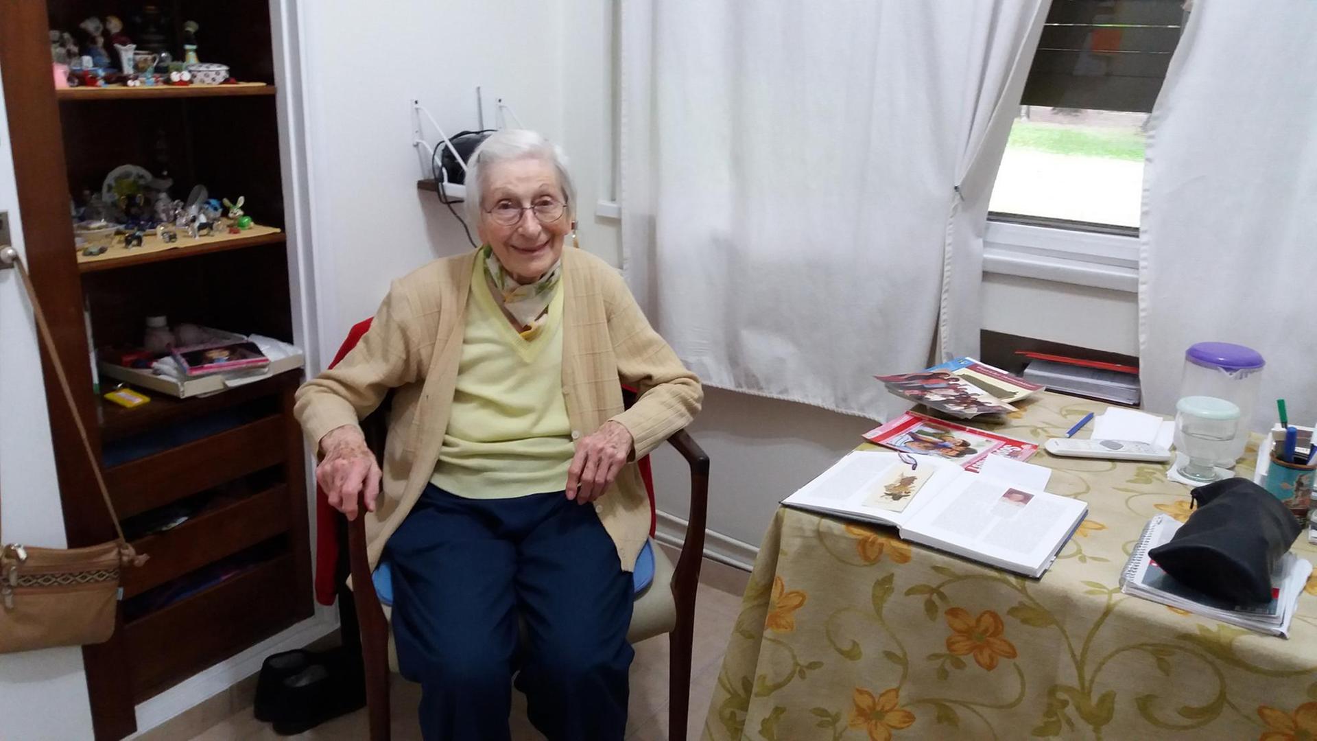 Die 90-jährige Clarita Goldschmidt in ihrem Wohnzimmer im jüdischen Altersheim Hogar Hirsch in Buenos Aires Die 90-jährige Clarita Goldschmidt in ihrem Wohnzimmer im jüdischen Altersheim Hogar Hirsch in Buenos Aires