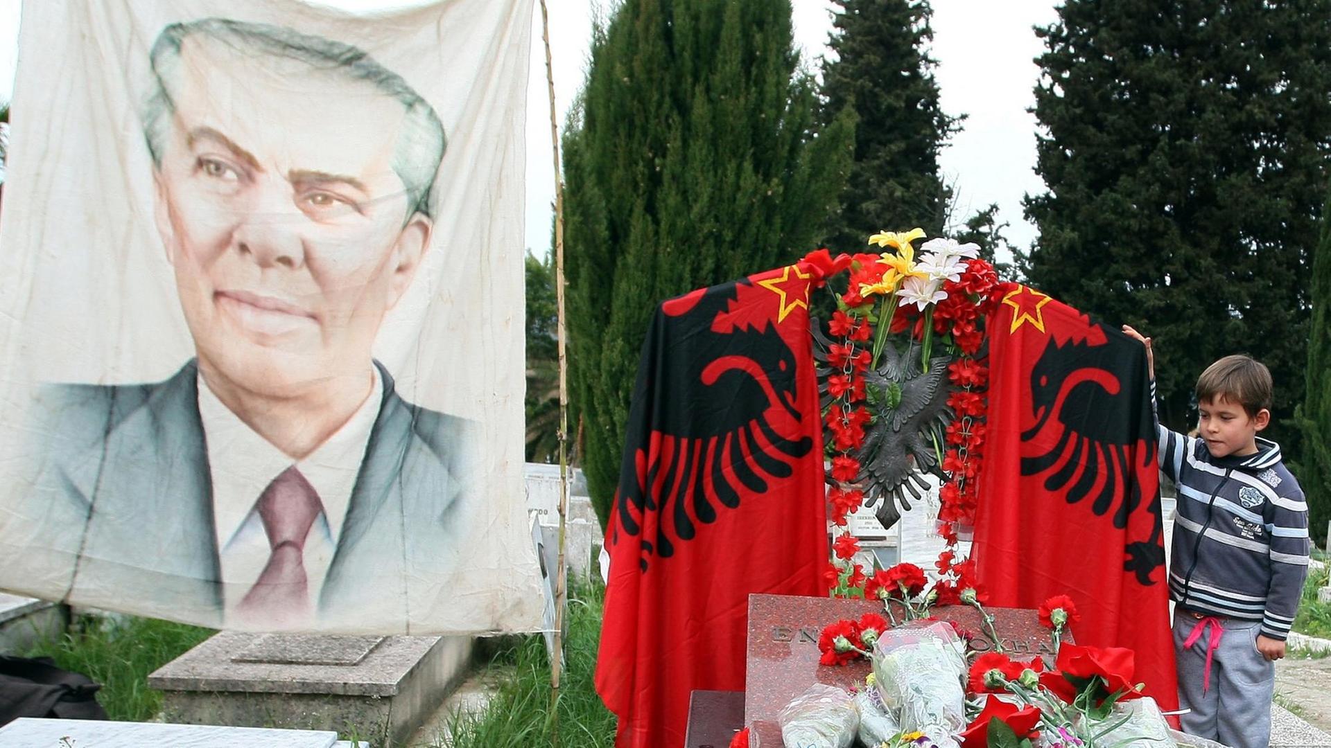 Das Transparent zeigt den ehemaligen albanischen Diktator Enver Hoxha, an dessen Grab. Das Transparent zeigt den ehemaligen albanischen Diktator Enver Hoxha, an dessen Grab.