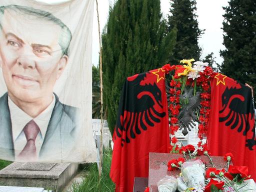 Das Transparent zeigt den ehemaligen albanischen Diktator Enver Hoxha, an dessen Grab.