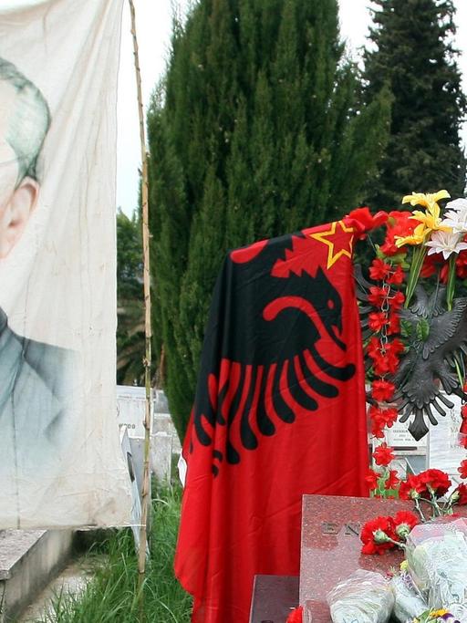 Das Transparent zeigt den ehemaligen albanischen Diktator Enver Hoxha, an dessen Grab.
