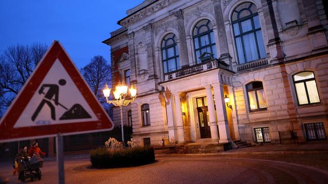 Ein Baustellenschild steht vor dem Palais am Fürstenwall, dem Sitz der Staatskanzlei des Landes Sachsen-Anhalt.