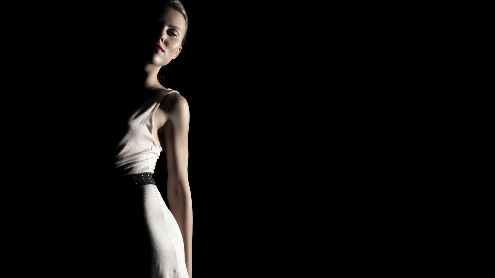 Eine junge Frau in weißem Kleid, umrahmt von Licht und Schatten, Fashion Eine junge Frau in weißem Kleid, umrahmt von Licht und Schatten, Fashion