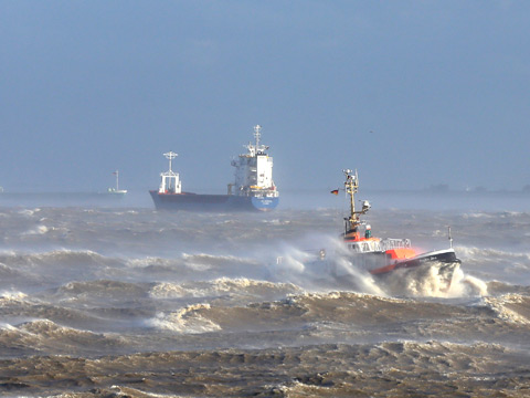 Ein Boot kämpft bei starkem Sturm durch die Elbe zwischen der Einfahrt zum Nord-Ostsee-Kanal und der Mündung in die Nordsee bei Brunsbüttel, Oktober 2013