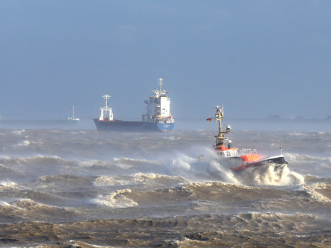 Ein Boot kämpft bei starkem Sturm durch die Elbe zwischen der Einfahrt zum Nord-Ostsee-Kanal und der Mündung in die Nordsee bei Brunsbüttel, Oktober 2013 Ein Boot kämpft bei starkem Sturm durch die Elbe zwischen der Einfahrt zum Nord-Ostsee-Kanal und der Mündung in die Nordsee bei Brunsbüttel, Oktober 2013