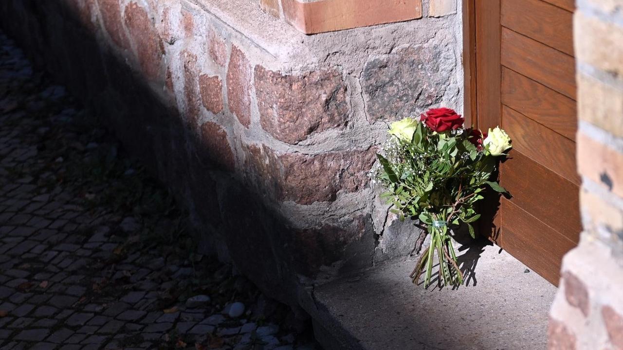 Blumen stehen an dem Eingang zur Synagoge in Halle, durch den ein Attentäter am 9. Oktober 2019 in die Synagoge eindringen wollte.