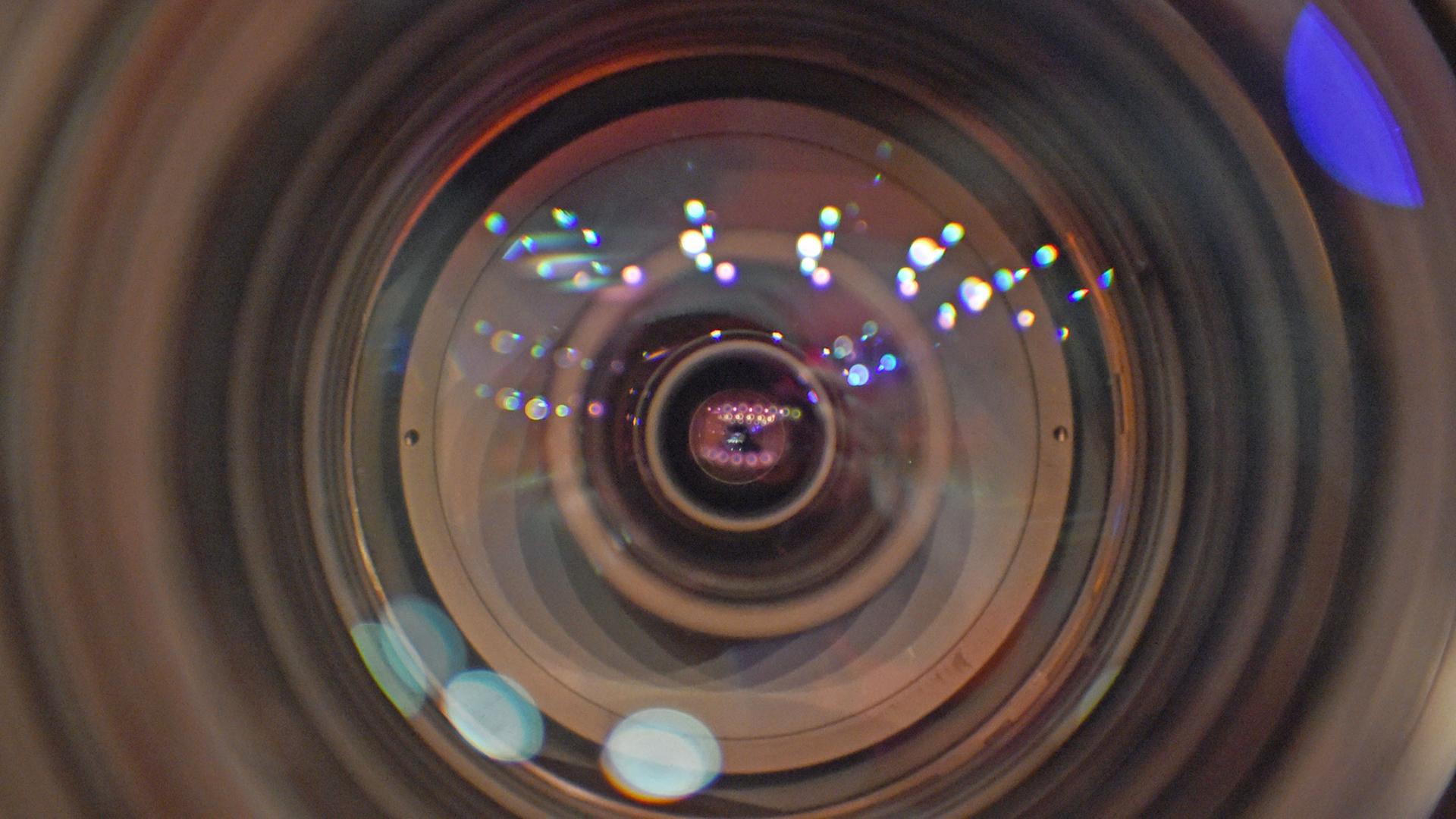 Lichter spiegeln sich in einer Kameralinse