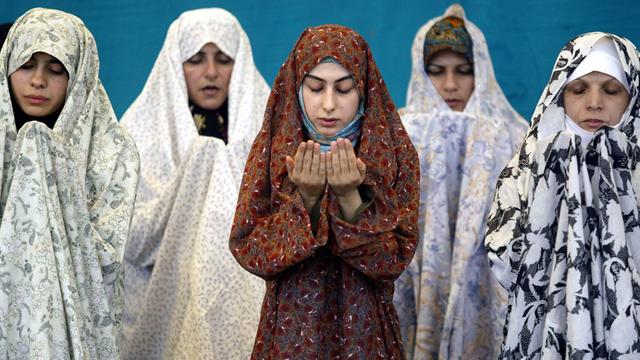 Verschleierte Frauen während des Freitagsgebets