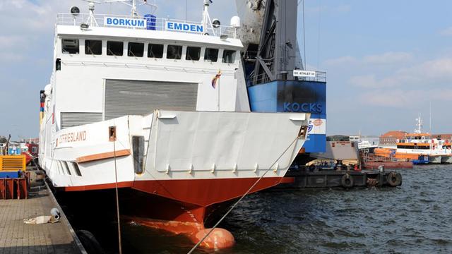 Das Seebäderschiff "Ostfriesland" liegt an der Pier der BVT Shipbuilding & Repair-Werft in Bremerhaven (Bremen). Die Borkum-Fähre wurde mit einem neu gebauten Modul verlängert.