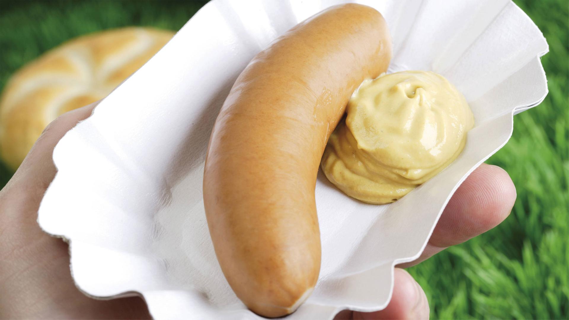 Bockwurst mit Senf auf Pappteller Bockwurst mit Senf auf Pappteller