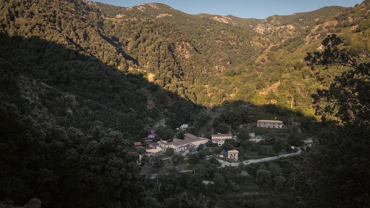 Das Kloster Santa Maria di Polsi in der Nähe von San Luca in Kalabrien am Aspromonte. Das Kloster Santa Maria di Polsi in der Nähe von San Luca in Kalabrien am Aspromonte.