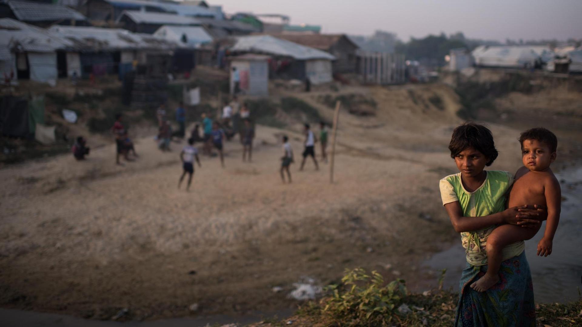Rohingya in einem Flüchtlingslager in Bangladesch. Rohingya in einem Flüchtlingslager in Bangladesch.