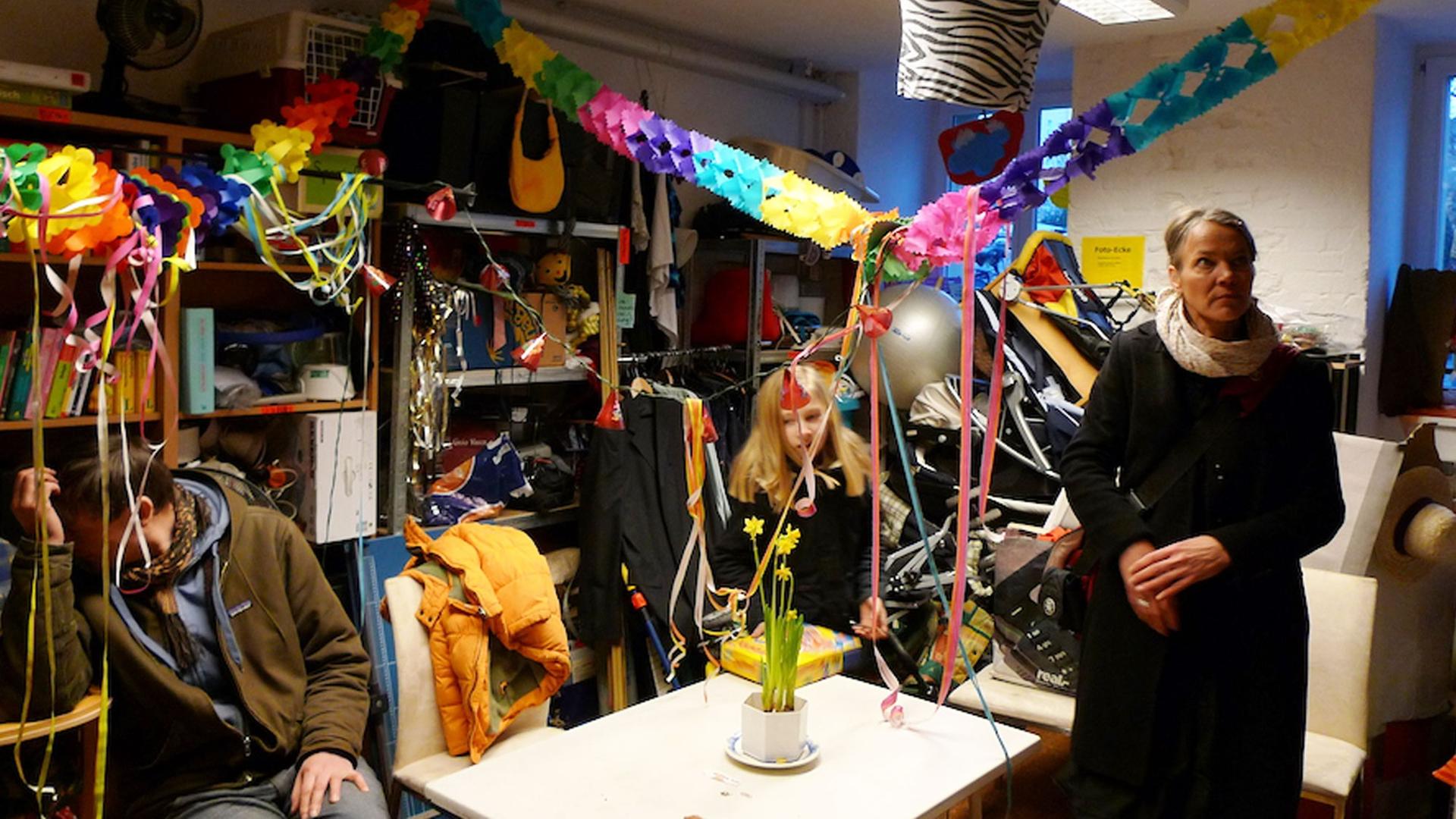 Jaana Prüss im Leihladen "Leila" in Berlin Prenzlauer Berg: Eine "Bibliothek der Dinge". Jaana Prüss im Leihladen "Leila" in Berlin Prenzlauer Berg: Eine "Bibliothek der Dinge".