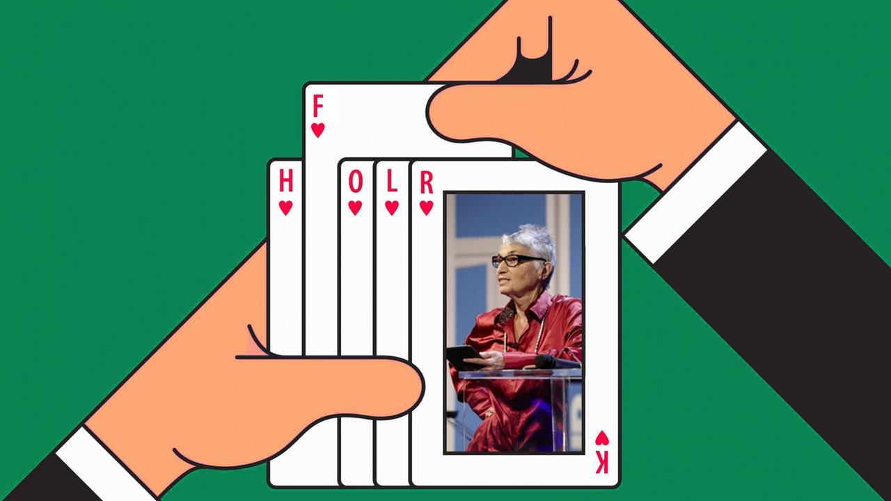 Montage zweier Hände, die ein Pokerblatt halten. Darin ein Bild von Ruth Klüger.