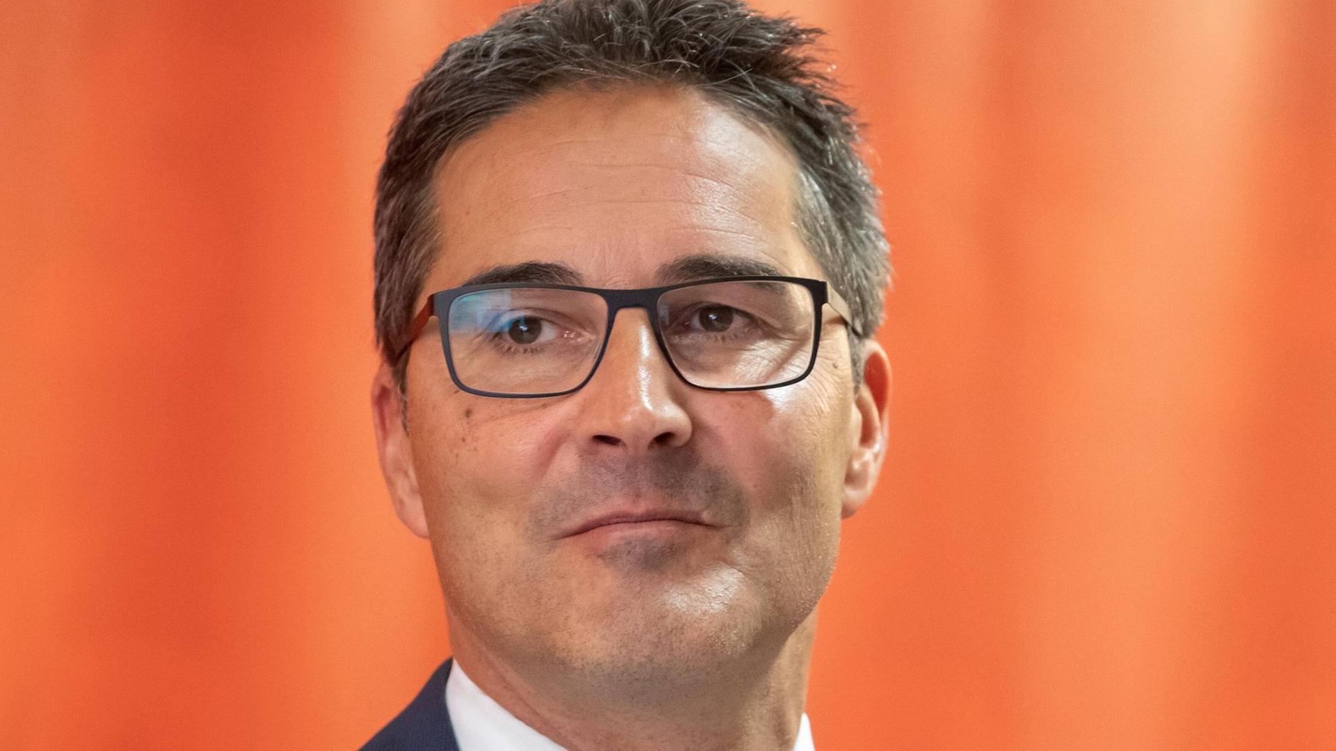 Arno Kompatscher, Landeshauptmann Südtirols und Politiker der Südtiroler Volkspartei SVP am 22.10.2018 auf einer Pressekonferenz in Bozen Arno Kompatscher, Landeshauptmann Südtirols und Politiker der Südtiroler Volkspartei SVP am 22.10.2018 auf einer Pressekonferenz in Bozen