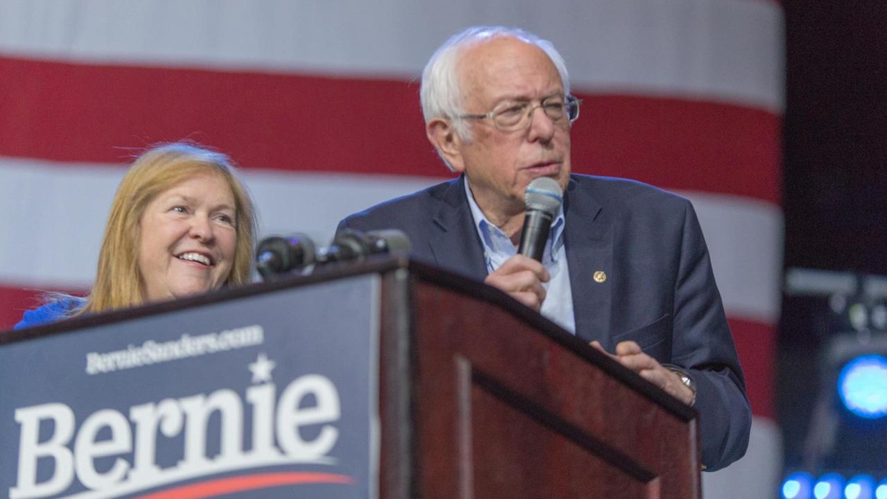 Jane O'Meara Sanders und ihr Mann, der Präsidentschaftsbewerber Bernie Sanders, bei einem Wahlkampfauftritt Jane O'Meara Sanders und ihr Mann, der Präsidentschaftsbewerber Bernie Sanders, bei einem Wahlkampfauftritt