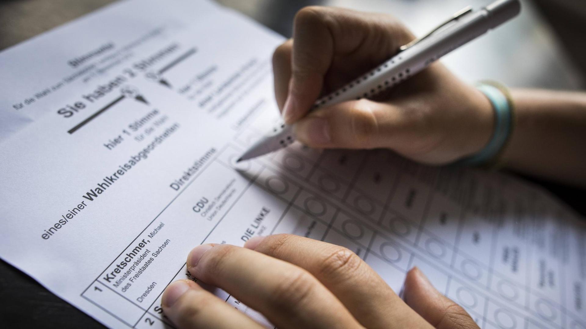 Symbolfoto: Ein Stimmzettel zur Landtagswahl in Sachsen
