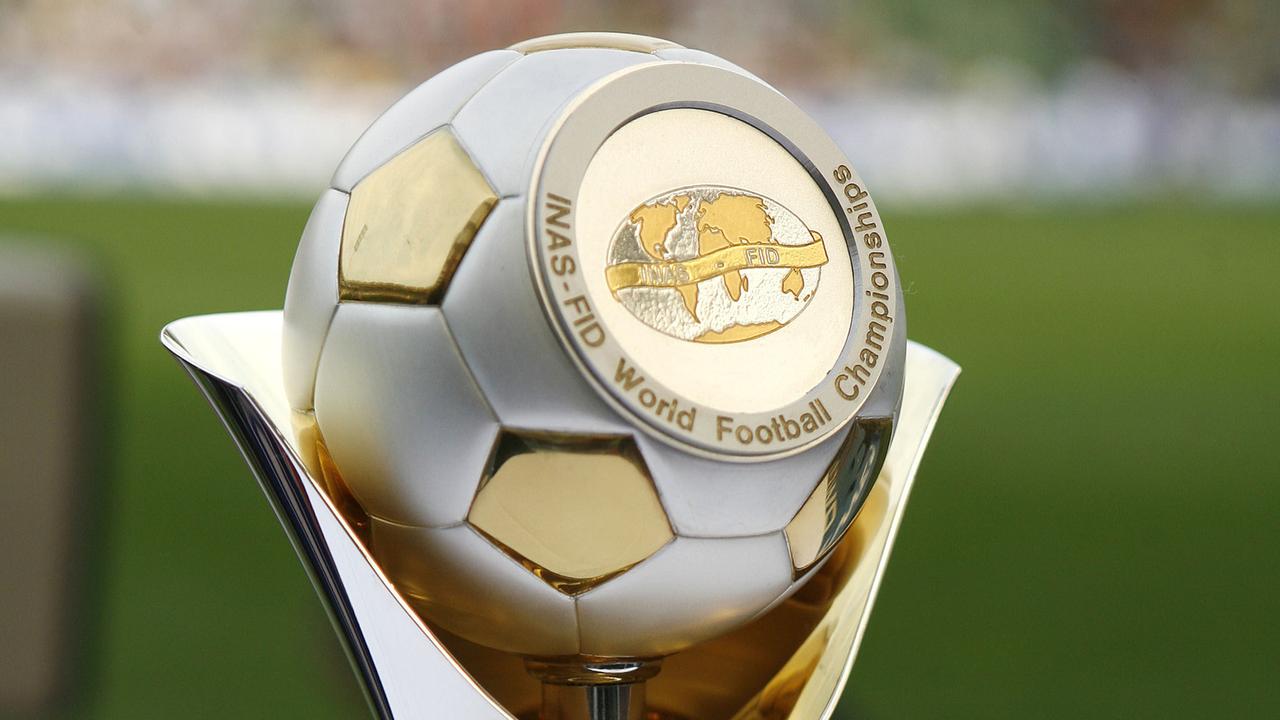 Der Pokal der Fußball-WM ID zeigt einen silbernen und goldenen Fußball