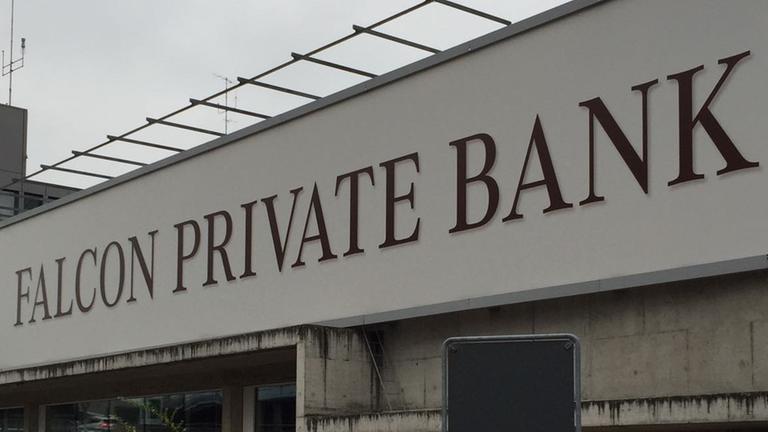 Sie sehen einen Werbeschriftzug der "Falcon Private Bank" am Züricher Flughafen.