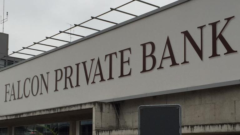 Sie sehen einen Werbeschriftzug der "Falcon Private Bank" am Züricher Flughafen. Sie sehen einen Werbeschriftzug der "Falcon Private Bank" am Züricher Flughafen.