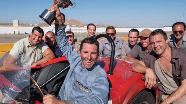 Ken Miles (Christian Bale) mit Siegerpokal in einer Szene des Films "Le Mans 66 - Gegen jede Chance" (Originaltitel: "Ford versus Ferrari").