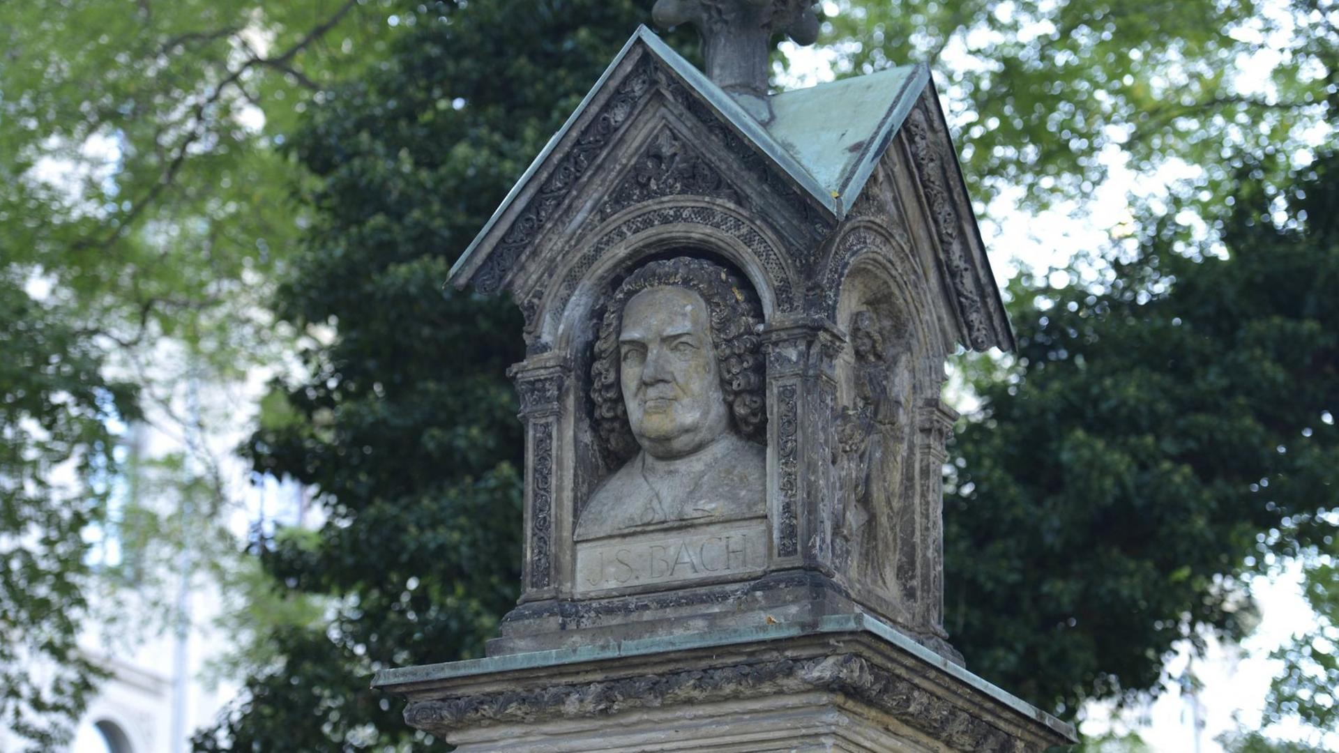 Eine Säule zeigt Bachs Porträt, das von einem Dach geschützt ist. Eine Säule zeigt Bachs Porträt, das von einem Dach geschützt ist.