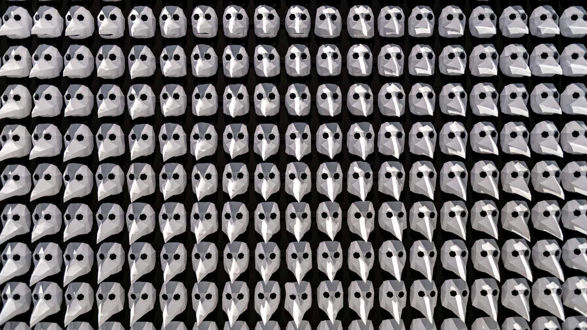 Seuchenmasken aus Papier sind an einer Wand befestigt. Eine Sonderausstellung in Herne zeigte die Geschichte der Pest und ihre globalen Auswirkungen Ende 2019. Seuchenmasken aus Papier sind an einer Wand befestigt. Eine Sonderausstellung in Herne zeigte die Geschichte der Pest und ihre globalen Auswirkungen Ende 2019.