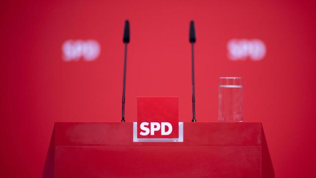 Das Foto zeigt ein Pult mit Logo der SPD im Willy-Brandt-Haus in Berlin.