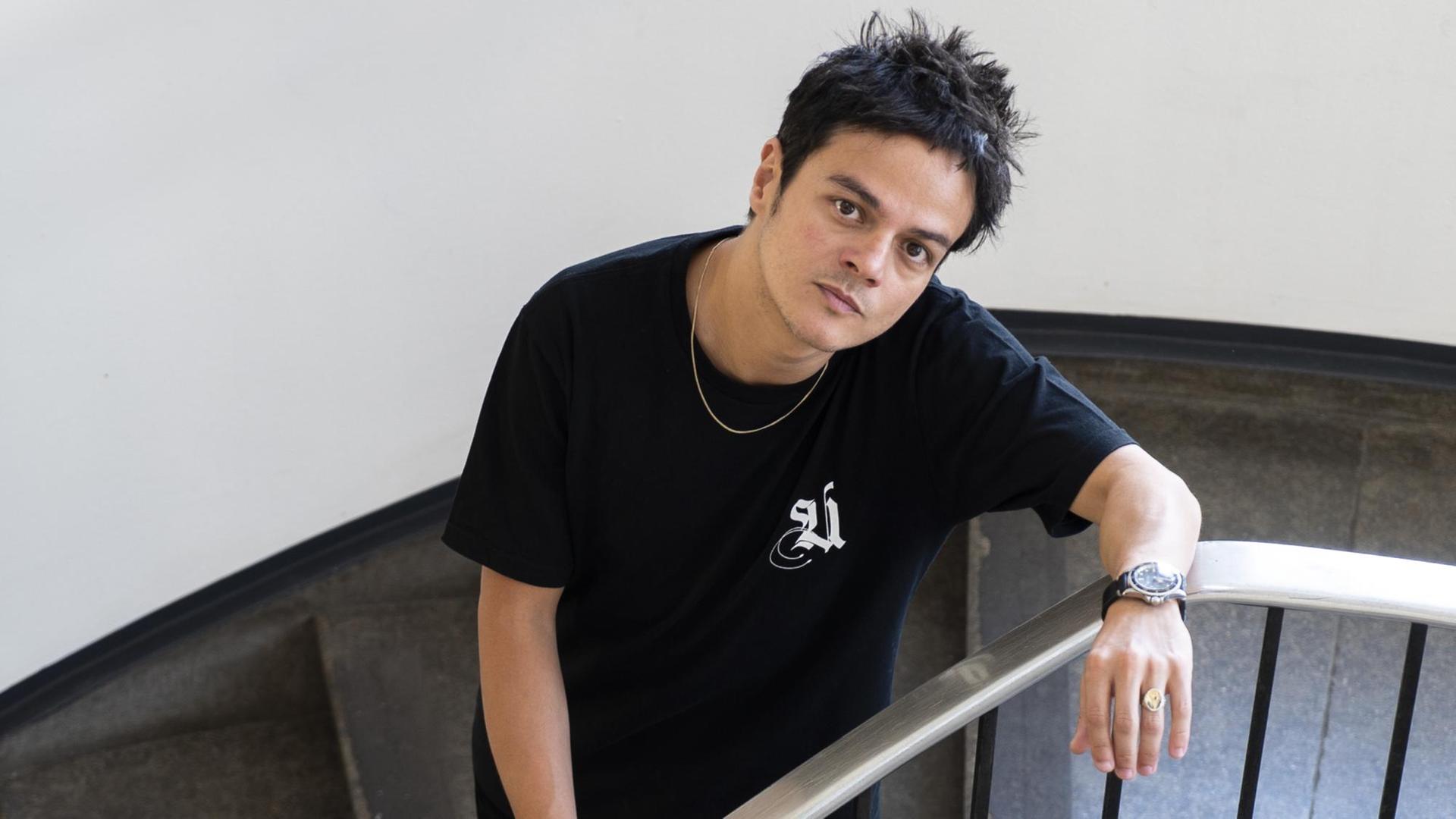Jamie Cullum steht an einem Geländer gelehnt und schaut in die Kamera. Jamie Cullum steht an einem Geländer gelehnt und schaut in die Kamera.