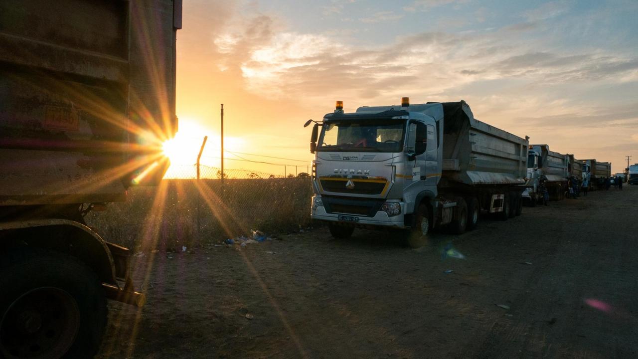 LKWs für den Bauxittransport im Abendlicht. LKWs für den Bauxittransport im Abendlicht.