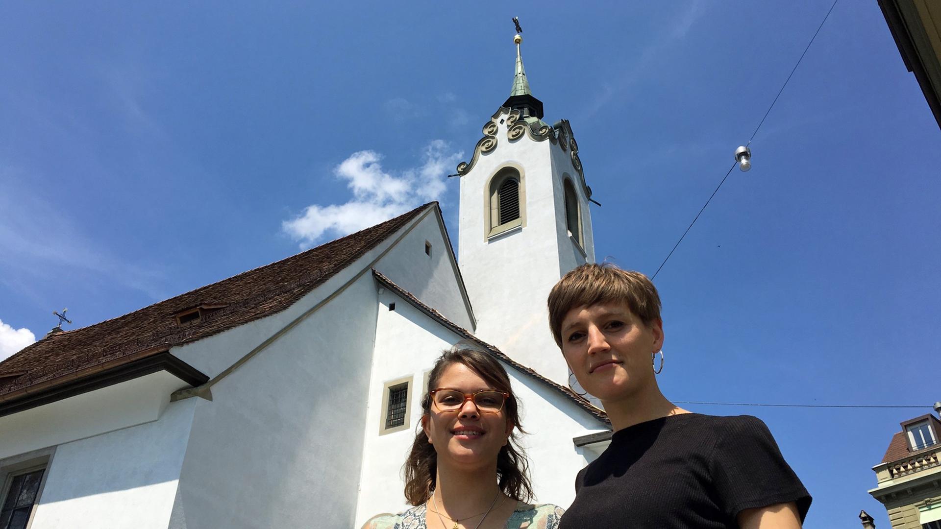 Die Künstlerinnen Klarissa Flückiger (l.) und Mahtola Wittmer vor der St. Peters-Kapelle in Luzern Die Künstlerinnen Klarissa Flückiger (l.) und Mahtola Wittmer vor der St. Peters-Kapelle in Luzern