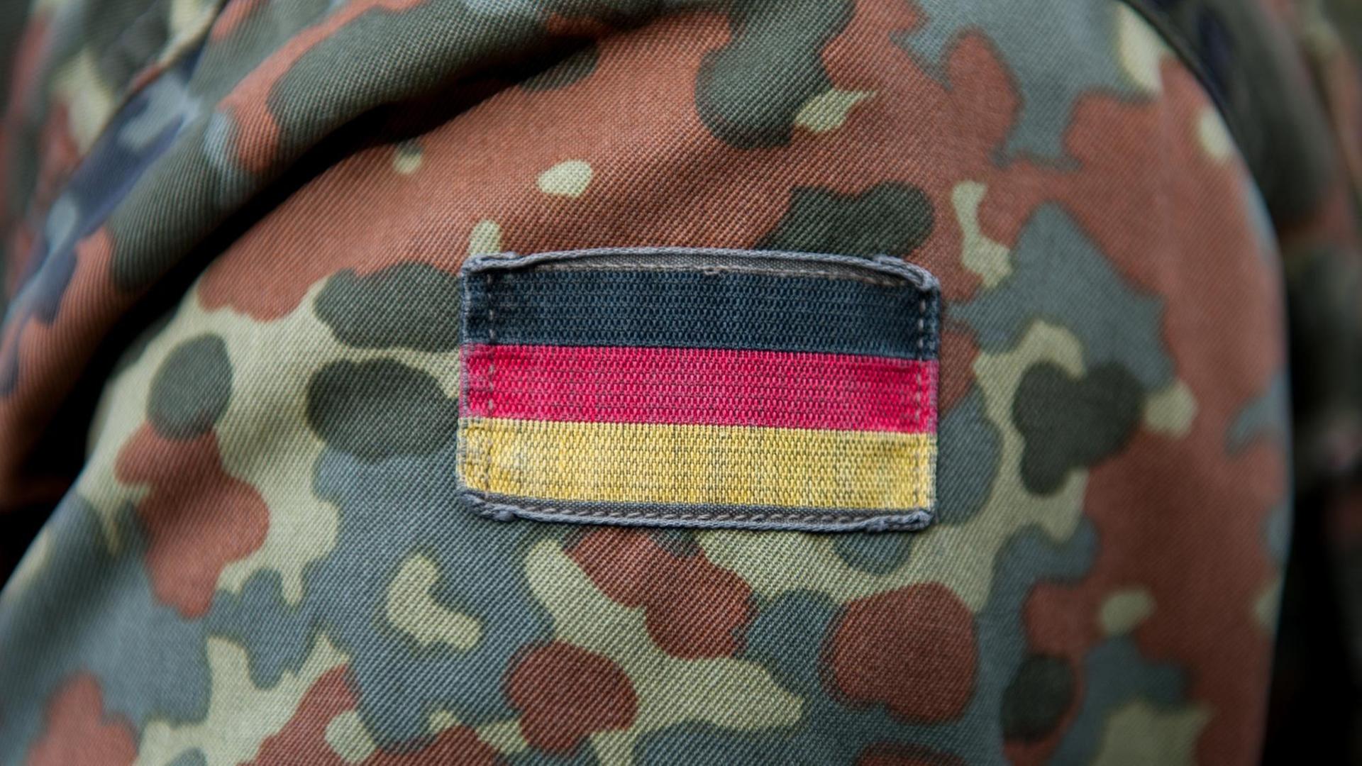 Deutschlandflagge auf Bundeswehr-Uniform