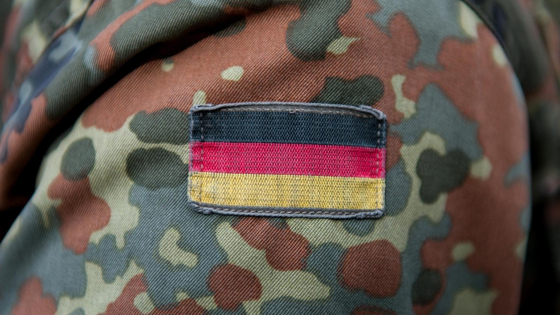 Deutschlandflagge auf Bundeswehr-Uniform Deutschlandflagge auf Bundeswehr-Uniform