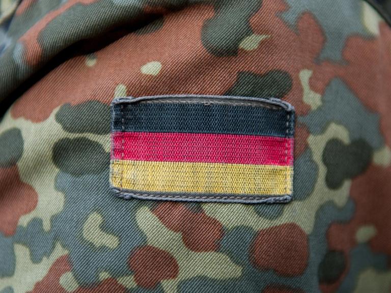 Deutschlandflagge auf Bundeswehr-Uniform