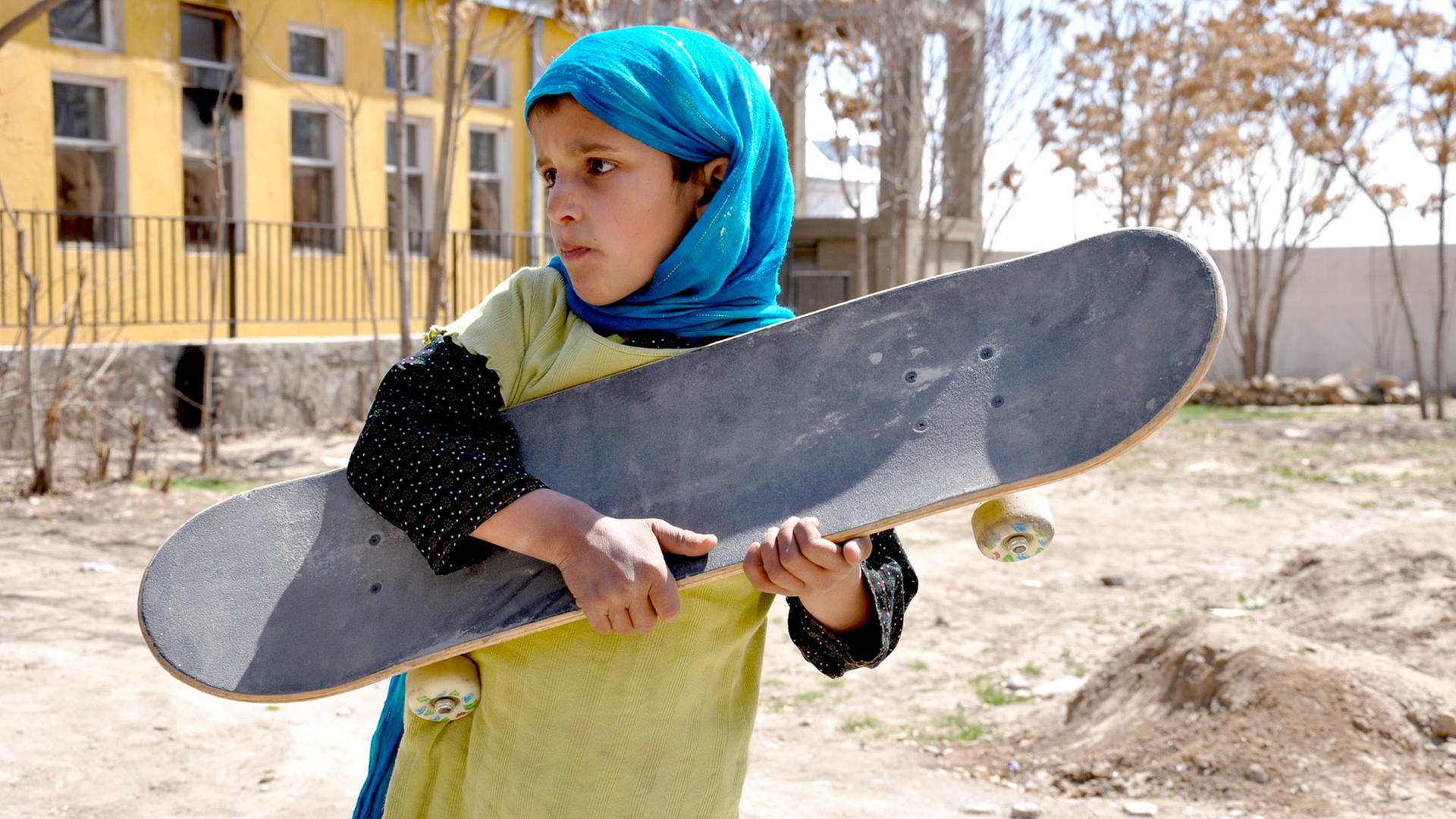 Still aus dem Film "Skateistan", in dem Kindern in Kabul skaten beigebracht wird Still aus dem Film "Skateistan", in dem Kindern in Kabul skaten beigebracht wird