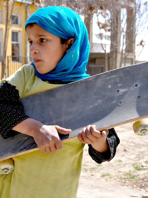 Still aus dem Film "Skateistan", in dem Kindern in Kabul skaten beigebracht wird