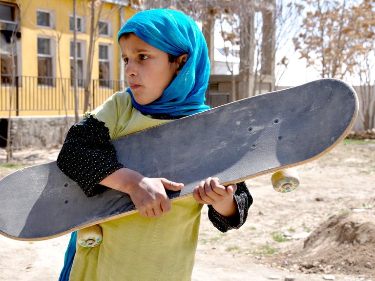 Still aus dem Film "Skateistan", in dem Kindern in Kabul skaten beigebracht wird