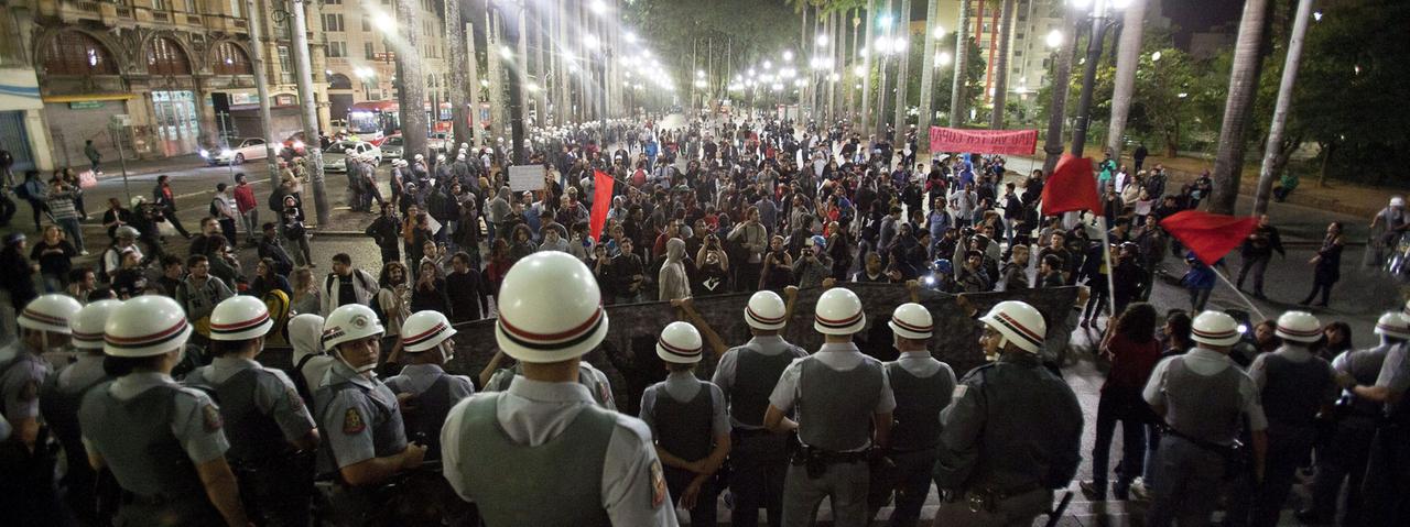 Im Vorfeld der Fußball-WM in Brasilien protestieren Demonstranten in Sao Paolo gegen Korruption und Vetternwirtschaft.