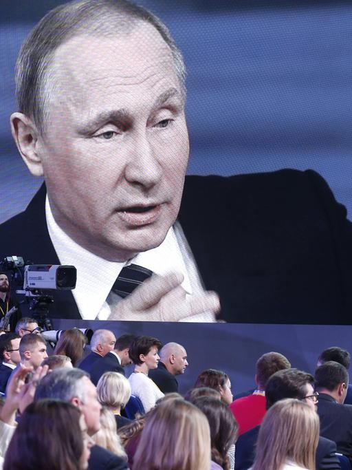 Russlands Präsident Wladimir Putin in seiner traditionellen Jahrespressekonferenz im Kreml