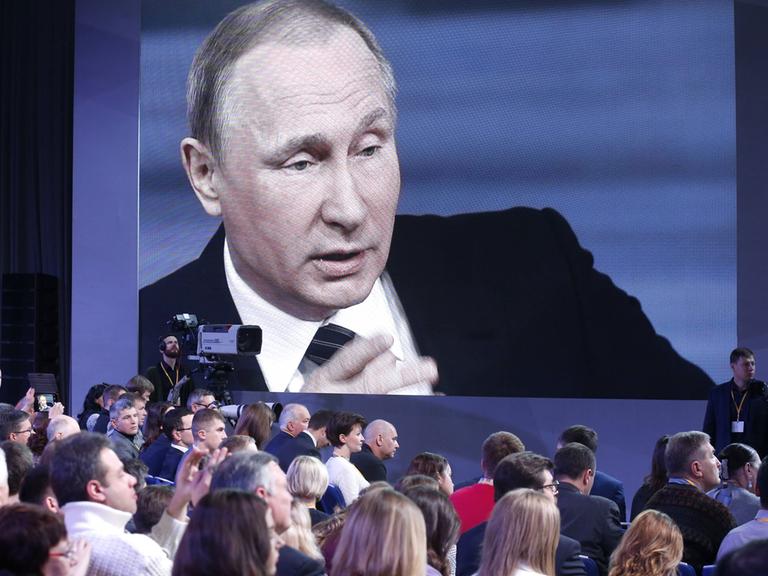 Russlands Präsident Wladimir Putin in seiner traditionellen Jahrespressekonferenz im Kreml