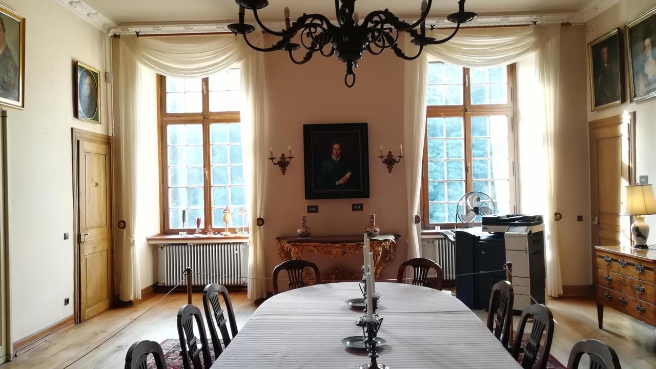 Wohnzimmer mit Ahnengalerie im Droste-Museum Wohnzimmer mit Ahnengalerie im Droste-Museum