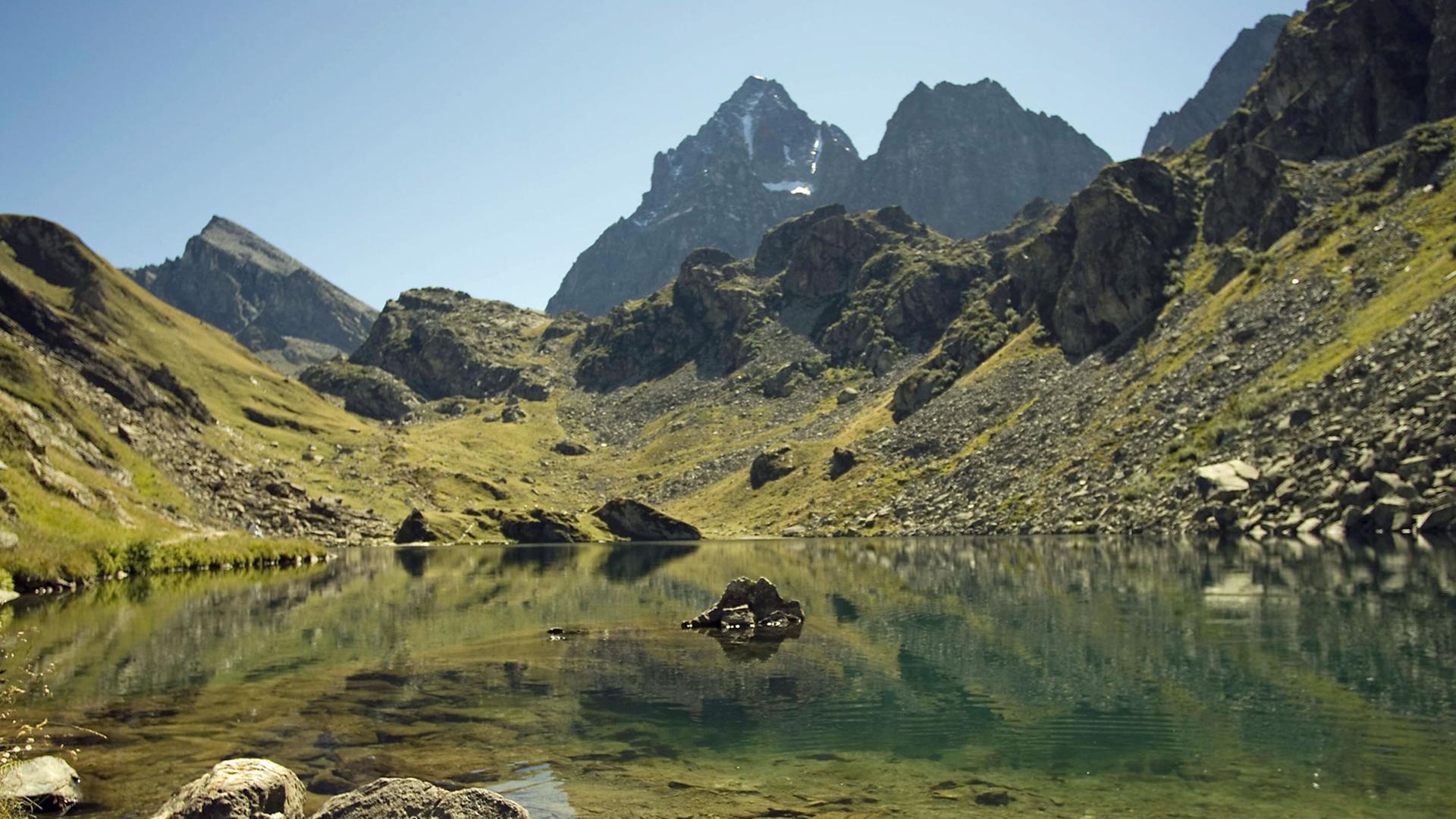 Bergsee bei Pian del Re am Monte Viso - Piemont, Italien Bergsee bei Pian del Re am Monte Viso - Piemont, Italien