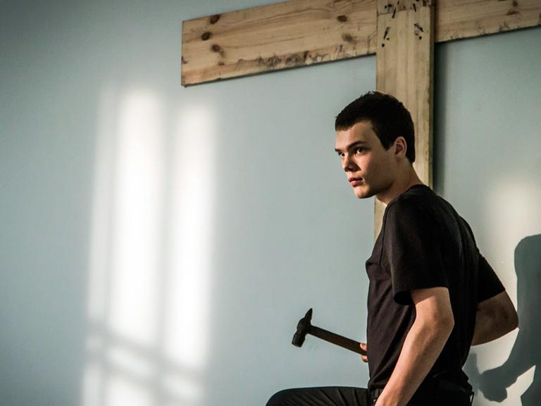 Der russische Schüler Benjamin (Petr Skvortsov) ist davon überzeugt, dass die Welt, in der er lebt, dem Bösen verfallen ist (undatierte Filmszene).