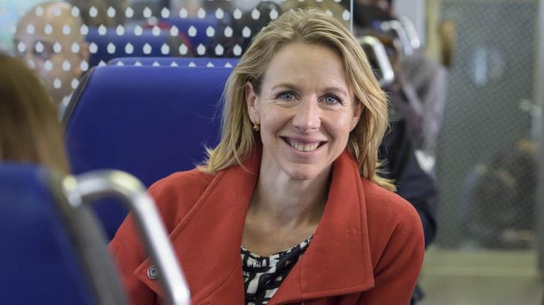 Die niederländische Staatsministerin für Infrastruktur, Stientje van Veldhoven, will, dass weniger Menschen mit dem Auto zur Arbeit pendeln. Hier sitzt sie im Zug. Die niederländische Staatsministerin für Infrastruktur, Stientje van Veldhoven, will, dass weniger Menschen mit dem Auto zur Arbeit pendeln. Hier sitzt sie im Zug.